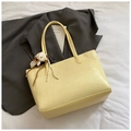 Borsa tote giallo chiaro con stampa coccodrillo e portachiavi a forma di orso - Giallo