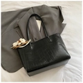 Borsa tote nera grande con motivo a coccodrillo da donna e ciondolo a forma di orso - Nero