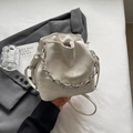 Dettaglio della borsa a secchiello bianca con catena argento, coulisse e morbida pelle PU - Bianco Sporco