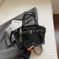 Bolso cubo clásico de cuero negro con hebilla plateada y correa ajustable - Negro