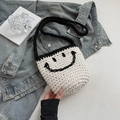 Borsa a secchiello in maglia fatta a mano in bianco e nero con design a faccina sorridente - Bianco