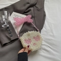 Dettaglio della mini borsa di perle fatta a mano con cuore rosa e grande fiocco - Bianco Sporco