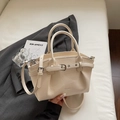 Bolso tipo cubo en cuero crema con pliegues, asas y correa ajustable para mujer - Blanco Roto
