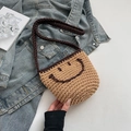 Secchiello intrecciato beige con faccina sorridente marrone e tracolla lunga - Cachi