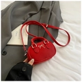 Detailansicht einer roten Mini-Bowlingtasche aus Leder mit silberner Metallschleife - Rot