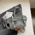 Elegante bolso bombonera plisado en cuero gris azulado claro con hebilla plateada - Azul