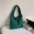Retro-Tragetasche aus Segeltuch mit grün-blauem Karomuster im minimalistischen Stil - Grün