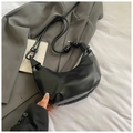 Sac croissant noir minimaliste avec bandoulière nouée élégante et texture plissée souple - Noir sans Pendentif