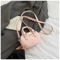 Detail der hellrosa Mini-Bowlingtasche mit silberner Metallschleife und Schultergurt - Rosa