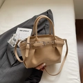 Bolso de mano beige de piel con patrón de lichi, herrajes plateados y correa - Caqui