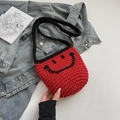 Borsa a secchiello rossa in maglia con smiley nero all'uncinetto e tracolla - Rosso