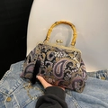 Borsa a mano retrò ricamata con manico in bambù e dettagli di nappine nere in seta - Nero