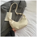 Sac hobo blanc crème minimaliste avec bandoulière nouée sur un blazer gris - Blanc Sans Pendentif