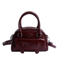 Elegante donkerrode Boston handtas van glanzend lakleer met handgrepen en voorvak - Rood