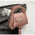 Dettaglio della borsa a tracolla rosa a righe con chiusura a scatto argento e design a pieghe - Rosa