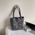 Detalle del bolso tote de lona gris oscuro con bordado de perros y accesorios de oficina - Marrón Oscuro