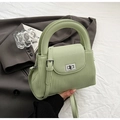 Dettaglio della borsa a righe verde menta con chiusura a rotazione in metallo argento - Verde