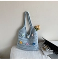 Hellblaue Strick-Einkaufstasche mit bunten 3D Häkelblumen für den Strand-Look - Blau