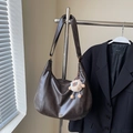 Dunkelbraune große Leder Hobo-Tasche mit flauschigem Alpaka-Anhänger und breitem Gurt - Braun