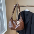 Braune Vintage Hobo Schultertasche aus Kunstleder mit AEIN-Logo und weißem Lamm-Anhänger - Braun