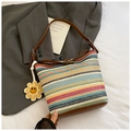 Bolso de paja con rayas de colores, correas de cuero marrón y colgante de girasol - Estilo Con Colgante / Marrón