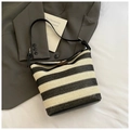 Bolso saco de paja con rayas blancas y negras, correa de cuero y cierre de cuerno - Style Without Charm / Negro