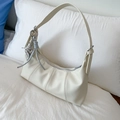 Elegante borsa a mezzaluna bianco crema con trama litchi e ciondolo a cuore argento - Bianco