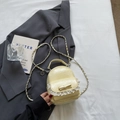 Mini sac à dos jaune en cuir laqué avec détails en dentelle et chaîne argentée - Jaune sans pendentif