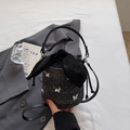 Schwarze Glitzer-Beuteltasche mit silbernen Schmetterlingen und großer Satinschleife - Schwarz