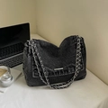 Vintage Denim-Tragetasche in Schwarzgrau mit Kettengurt und Metallverschluss - Schwarz