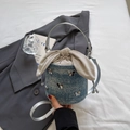 Blaue Denim Beuteltasche mit funkelnden Schmetterlingsakzenten und beigem Kordelzug - Blau