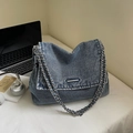 Retro gewaschene blaue Denim-Tragetasche mit Kettengurt und silbernem Metalldetail - Hellblau