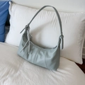 Borsa a mezzaluna azzurra moderna con trama litchi e ciondolo in corda d'argento - Blu