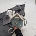 Hellblaue Jeans-Beuteltasche mit Schmetterlingsnieten und verstellbarem Schultergurt - Himmelblau