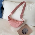 Primer plano detallado del bolso de nailon rosa en forma de luna sobre ropa de cama - Rosa