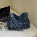 Retro-Dunkelblaue Denim-Tasche mit silberner Gliederkette und Metallverschluss - Dunkelblau