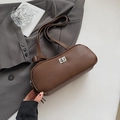 Braune Schultertasche aus Leder mit Litschimuster und silbernem Verschluss auf Sakko - Braun