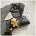 Bolso estilo bowling acolchado negro con tirantes y tierno colgante de oso - Con Colgante de Oso / Negro Con Colgante