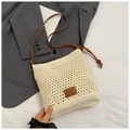 Beige Häkel-Einkaufstasche mit Lederetikett und dekorativen Holzperlen-Details - Beige