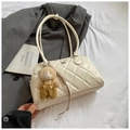 Bolso bowling acolchado blanco roto con textura de diamantes y colgante de oso - Con Colgante de Oso / Blanco Con Colgante