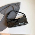Schwarze glänzende Ölwachs-Leder-Umhängetasche in Halbmondform mit breitem Gurt - Schwarz