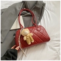 Bolso bowling acolchado rojo con letras metálicas y un bonito colgante de osito - Con Colgante de Oso / Rojo con colgante
