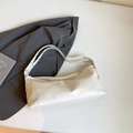 Minimalistische weiße Leder-Sichel-Schultertasche mit Ösenriemen im Industriestil - Weiß