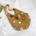 Handgefertigte, gelbe Strick-Tote-Bag mit bunten Häkelblumen und praktischen Schultergurten - Gelb