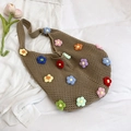 Handgefertigte gehäkelte Hobo-Tasche in Dunkelkhaki mit bunten 3D-Strickblumen-Details - Braun