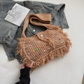 Bolso bandolera caqui tejido a mano con adornos de perlas y detalles de flecos - Caqui