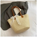 Beige geflochtene Tragetasche mit braunen Ledergriffen und weißer Spitzenschleife - Mit Spitzenschal / Beige