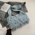 Bolso de punto azul claro con cuentas de colores y flecos largos de estilo bohemio - Azul