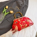 Elegante rote Satin-Clutch mit Päonien-Print, Bambusgriff und Vintage-Seidenquaste - Rot