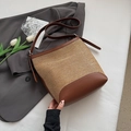 Borsa a secchiello minimalista in paglia intrecciata con finiture in pelle marrone scuro - Marrone
